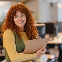 Sua forma de falar no trabalho mudou? A Gen Z criou um novo jeito de se comunicar — e os mais velhos estão tentando decifrar 