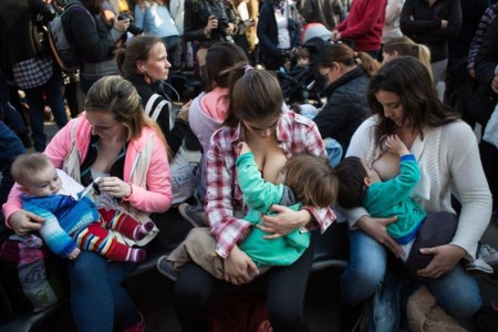 Sacando pecho frente a la injusticia: miles de mujeres argentinas se suman a una "tetada" por el derecho a dar de mamar en público