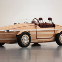 Ese curioso coche de madera sin clavos ni tornillos, al detalle en 17 fotos