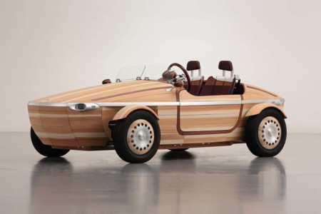 Ese curioso coche de madera sin clavos ni tornillos, al detalle en 17 fotos