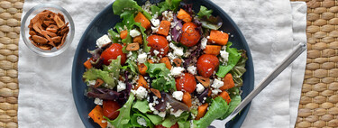 Ensalada templada de quinoa, boniato, queso feta y chips de ajo, receta vegetariana saludable de otoño