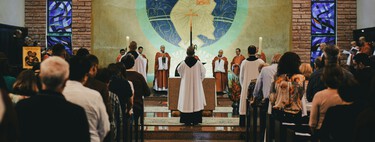 La Iglesia se queda sin curas a una velocidad alarmante, así que ha optado por algo inesperado: mujeres dando "misa"