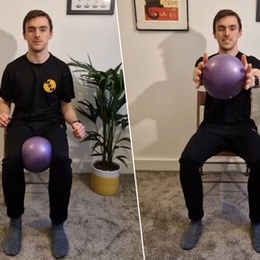 La mejor rutina de Pilates para hacer con una silla y una pelota, según este entrenador experto en movilidad