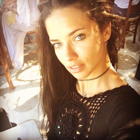 Adriana Lima sigue de flor en flor
