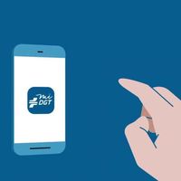 La DGT permite llevar el carnet y la documentación de la moto en el móvil pero no el distintivo ambiental y la ITV