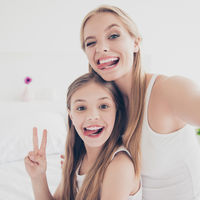 "Madres y padres son los más importantes influencers de sus hijos", hablamos con las educadoras Eva Bach y Montse Jiménez