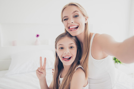 "Madres y padres son los más importantes influencers de sus hijos", hablamos con las educadoras Eva Bach y Montse Jiménez