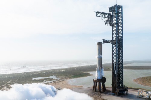 Starship Super Heavy Booster 14 en la torre de lanzamiento