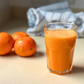 Smoothie de mandarina y zanahoria, una receta que concentra mucha vitamina C en pocos minutos  