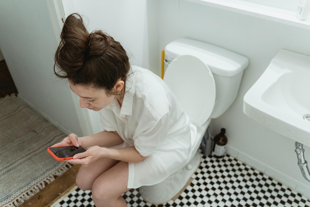El móvil cambió nuestros hábitos a la hora de ir al baño. El scroll infinito apunta a algo más grave: hemorroides 