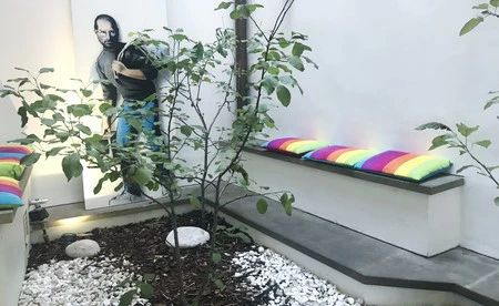 スティーブ・ジョブズと一緒に、屋外で、そして周りに数本のリンゴの木を眺めながら。コーヒーを飲むこと以上に Apple ファンになることはできません。