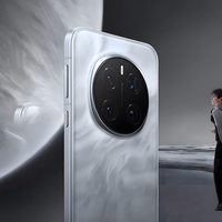 Celular premium con cámara de 200 megapixeles y cinco actualizaciones Android. Tiene desbloqueo facial 3D 