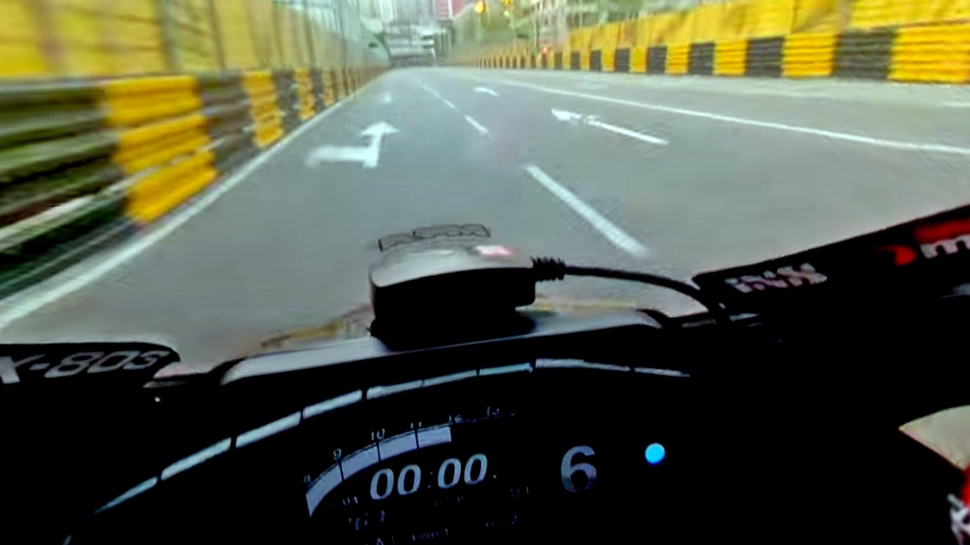 Paredes, vallas y motos a casi 300 km/h. Así de aterrador es el GP de Macao desde dentro