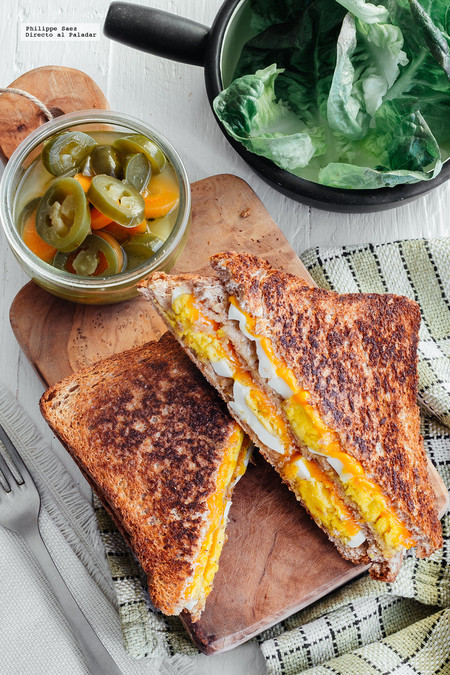 Sándwich de huevo y queso cheddar. Receta fácil y rápida