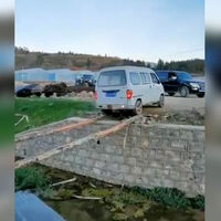 Un chino, una furgoneta y unos troncos como puente: el vídeo más estresante que verás hoy 