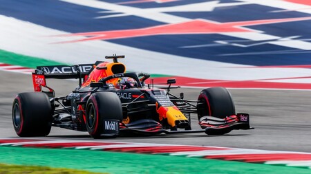 Max Verstappen controla a Lewis Hamilton en Austin y Fernando Alonso vuelve a desafiar a la FIA