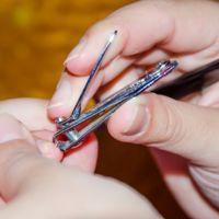 Si vienen a cortarte las uñas, ataca con tu mejor susto...o carcajada