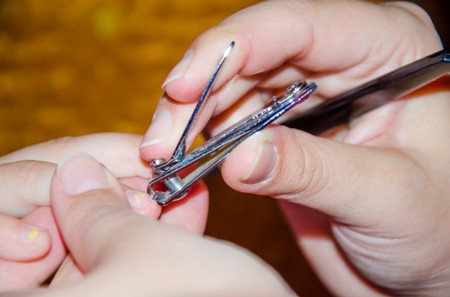 Si vienen a cortarte las uñas, ataca con tu mejor susto...o carcajada