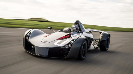 El BAC Mono es más rápido que un McLaren P1 GTR, o "la potencia no es todo"
