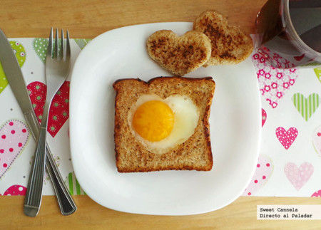 Huevo estrellado en un corazón. Receta para San Valentín