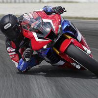 El secreto mejor guardado de los moteros pro para tumbar en las curvas se llama 'Trail Braking', y no tiene nada que ver con las trail 