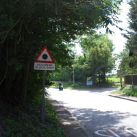 Esta placa de trânsito diferentona não existe no Brasil, mas guarda uma informação que todo motorista deve saber 