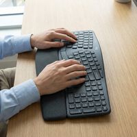 Ele parece estranho, mas vicia: minha experiência migrando para o Logitech K860 