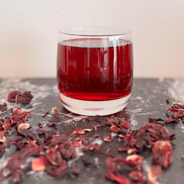 Agua de Jamaica, una infusión refrescante y saludable, de color rojo intenso
