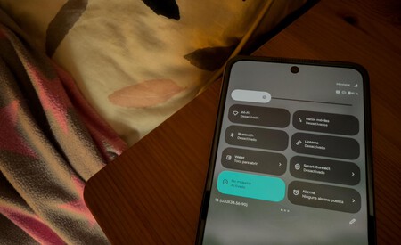 Móvil en la mesita de noche y con las conexiones apagadas