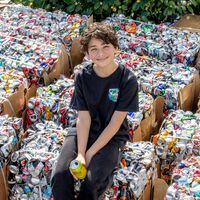A história do menino de 13 anos que passa 20 horas por semana juntando latinhas: ele já reciclou 1,5 milhão e doou R$127 mil para caridade 