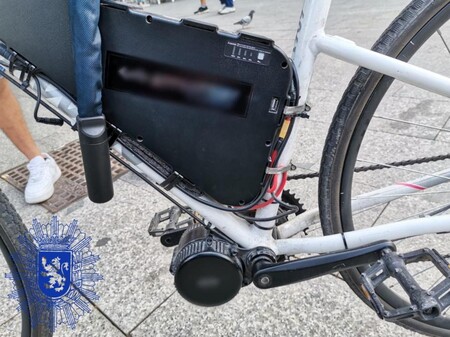 Bicicleta Con Un Motor Incorporado Al Pedalier Similar A Un Ciclomotor