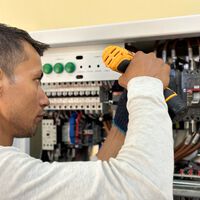 Un electricista, sobre reformar una casa: "Antes cambiar la instalación eléctrica costaba 2.000 euros, ahora ya supera los 6.000"