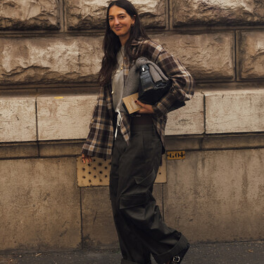 El pantalón de senderismo será tendencia en el stret style este otño/invierno: así se lleva hasta para ir a la oficina