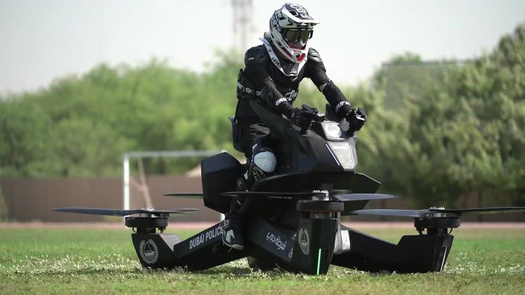 La policía de Dubái quiere todos los juguetes: ha comenzado las pruebas con motos voladoras
