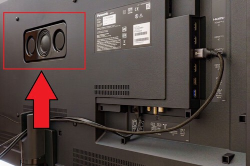 Si tu Smart TV tiene este tipo de altavoz en su parte trasera puede ser una gran ventaja. Esta es su utilidad y cómo sacarle partido