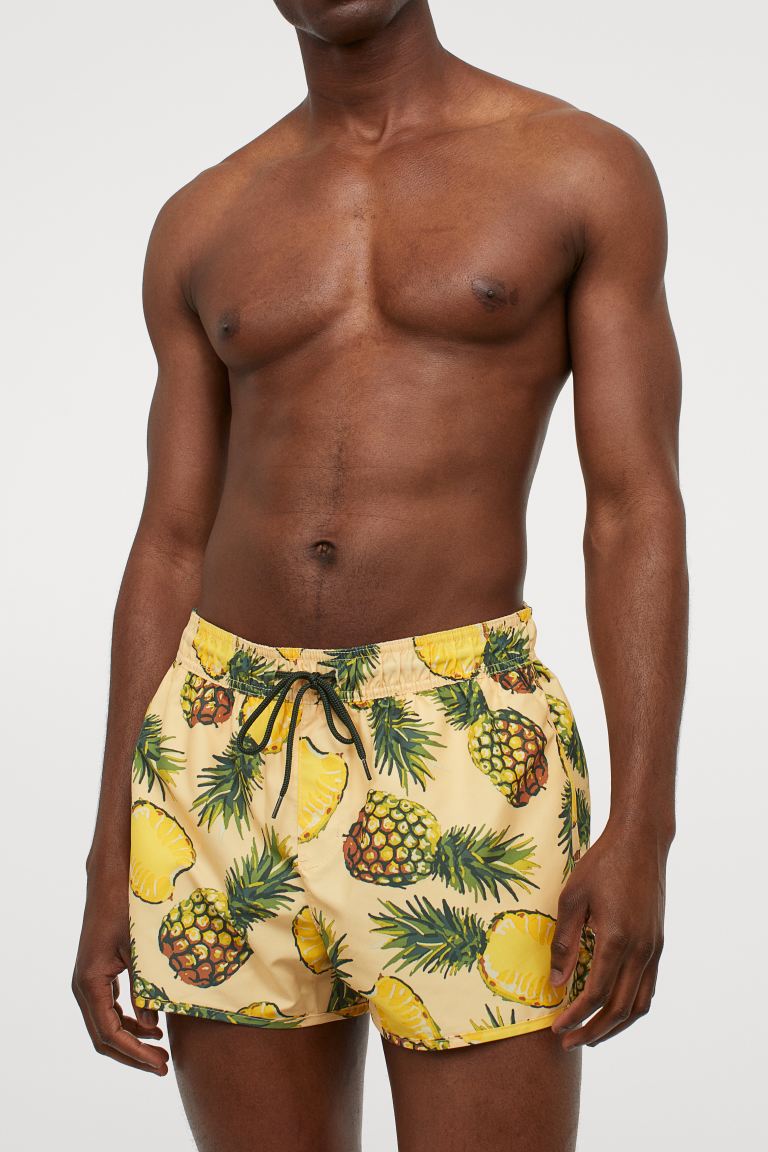 Bañador estampado en tejido de poliamida reciclada. Modelo con elástico revestido y cordón de ajuste en la cintura, bolsillo al bies y aberturas laterales en los bajos. Pantaloncillo interior de malla.