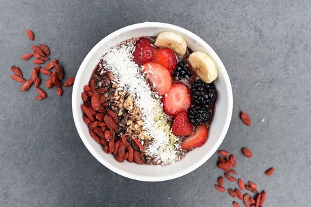 Bowl de avena, frutos rojos y semillas de chía. Receta saludable