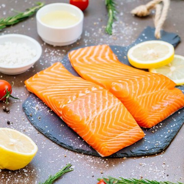 La regla 3-3-3 para cocinar un salmón muy jugoso y lleno de sabor en muy pocos minutos 