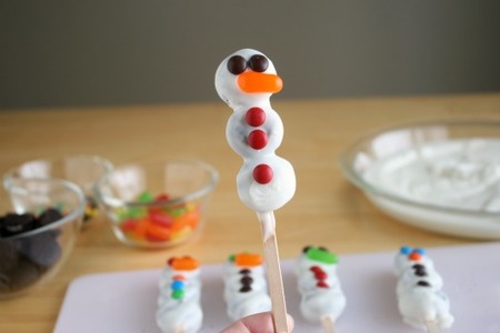 Sorprende a los niños con este postre navideño en forma de muñeco de nieve