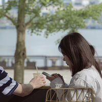 El último análisis sobre phubbing descoloca una idea asumida: el daño depende de cómo se percibe en la relación