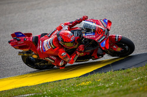 Marc Márquez arrasa en una desastrosa carrera de MotoGP sin adelantamientos, con solo con diez motos en meta y el mismo podio de siempre