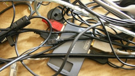 ¿Por qué se desordenan siempre los cables de los ordenadores?
