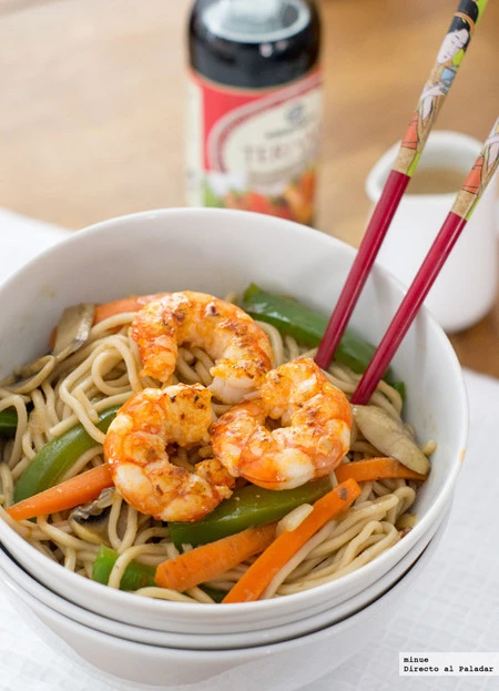 Wok de tallarines, gambas y verduras con salsa teriyaki. Receta