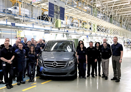 La fábrica de Mercedes-Benz en Vitoria celebra las 100.000 unidades de Clase V