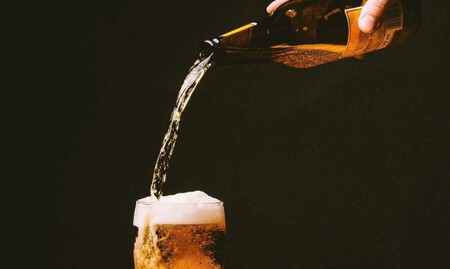 La razón de que las personas que nunca beben alcohol tengan tasas de mortalidad más altas que quienes beben moderadamente
