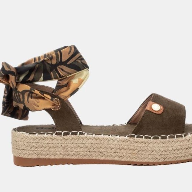 Sandalia de mujer, casual plano con cintas
