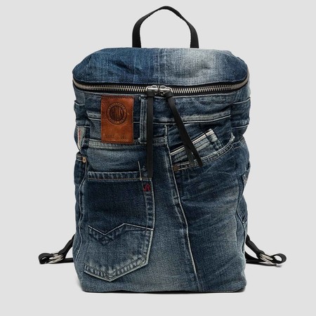 Replay recicla sus vaqueros y los convierte en la mochila denim más cool del verano
