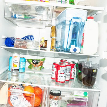 El accesorio de Ikea para almacenar latas en la nevera que copia un eficaz sistema de los supermercados cuesta menos de 8 euros 