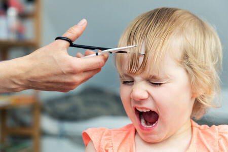Mi hijo tiene miedo a cortarse el pelo: por qué le sucede y cómo ayudarle a superar este temor tan común en la infancia