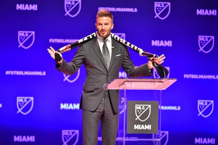 David Beckham regresa a un look de lo más jovial en la presentación de su nuevo equipo de fútbol